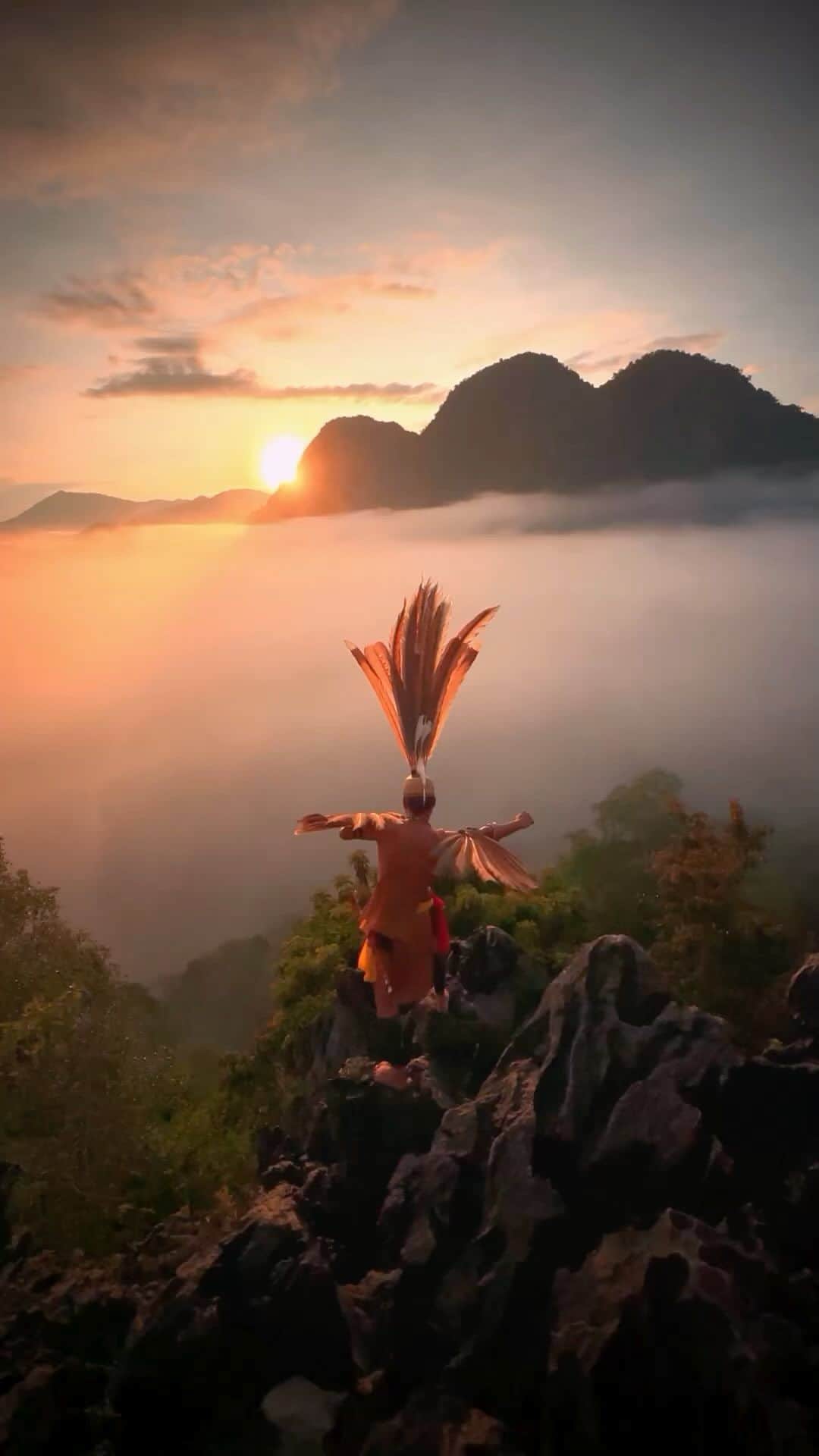 BEAUTIFUL DESTINATIONSのインスタグラム：「@danielkordan captures a local Dayak dressed in a traditional outfit greeting the sun in the heart of Kalimantan, Borneo! 🌄 Did you know that Kalimantan is not only the Indonesian part of Borneo but also one of the world’s largest islands, rich in diverse cultures? 🇮🇩  📽 @danielkordan 📍 Kalimantan, Borneo, Indonesia 🎶 Hans Zimmer - Reflections of Mufasa」