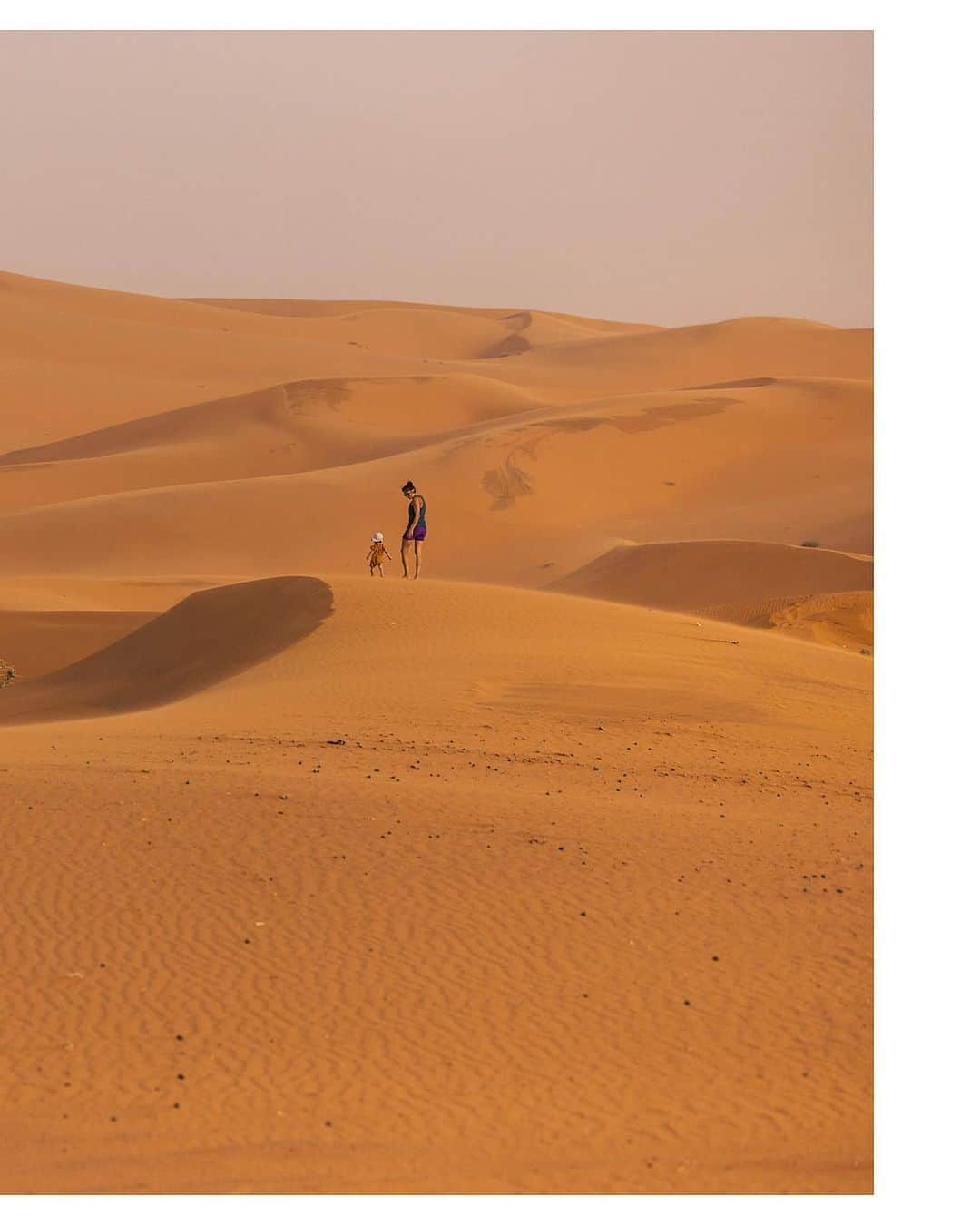 ニナ・カプレツさんのインスタグラム写真 - (ニナ・カプレツInstagram)「We took this first month of our trip to travel through Morocco and to meet people in the road. At the same time we organized donations for the villages affected by the earthquake. Beginning of October, when Pauline our au paire arrives, we start our first action with the @andreabasecamp climbing wall to bring joy and happiness to people who lost everything they had.  I would love to say an enormous thank you to all the friendly and welcoming people here in Morocco, to people helping on the field in the atlas, to people who were willing to bring material donations on their way to Morocco and to all the people who made donations. We used this money to buy tents and to arrange the import/transportation. We will use it in a next step to buy material to rebuilt the villages.  Huge big up to @namuk who already delivered us with so many warm kids clothes for the winter. You’re simply great! 🥰  I’m also fulfilled to see how Lia positively reacts by seeing so many places and by playing with so many kids here. Our trip feels already like an unique experience and it’s only the beginning! #lovelife  📸 @jeremy_bernard_photography   @arcteryx @namuk @hydroflask @souf.hassani @tjbrumme @cafcasablanca」9月25日 1時04分 - ninacaprez