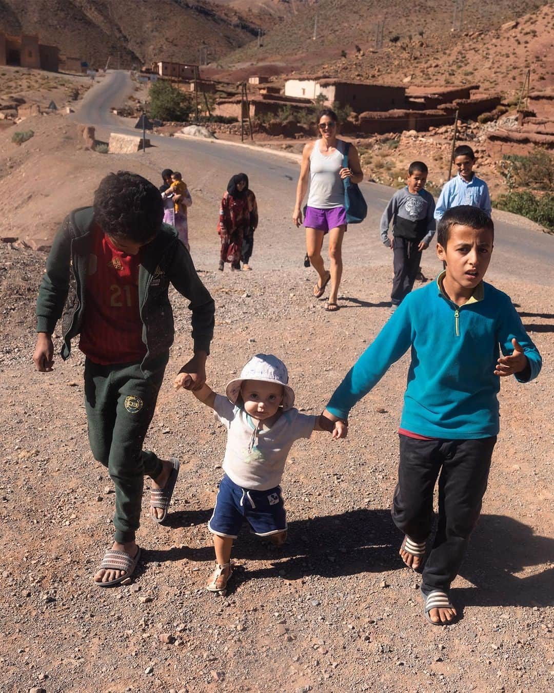 ニナ・カプレツのインスタグラム：「We took this first month of our trip to travel through Morocco and to meet people in the road. At the same time we organized donations for the villages affected by the earthquake. Beginning of October, when Pauline our au paire arrives, we start our first action with the @andreabasecamp climbing wall to bring joy and happiness to people who lost everything they had.  I would love to say an enormous thank you to all the friendly and welcoming people here in Morocco, to people helping on the field in the atlas, to people who were willing to bring material donations on their way to Morocco and to all the people who made donations. We used this money to buy tents and to arrange the import/transportation. We will use it in a next step to buy material to rebuilt the villages.  Huge big up to @namuk who already delivered us with so many warm kids clothes for the winter. You’re simply great! 🥰  I’m also fulfilled to see how Lia positively reacts by seeing so many places and by playing with so many kids here. Our trip feels already like an unique experience and it’s only the beginning! #lovelife  📸 @jeremy_bernard_photography   @arcteryx @namuk @hydroflask @souf.hassani @tjbrumme @cafcasablanca」