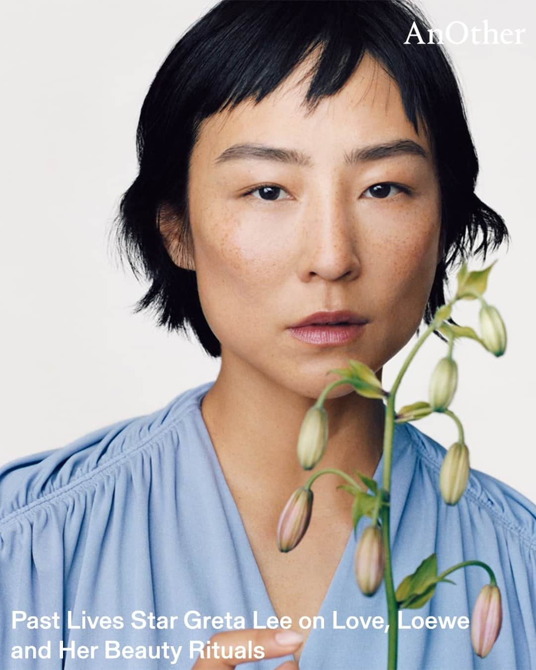 AnOther Magazineのインスタグラム：「Aire Anthesis is the latest release in @loewe’s Botanical Rainbow collection, a unisex range of sensuous, grounding scents that explore our symbiotic connection with the natural world. ⁠ ⁠ To celebrate its launch, @dominiquesisley had a chat with actress and face of the campaign #GretaLee about beauty rituals, the regenerative power of nature, and her role in the “deeply relatable” Past Lives. Read the interview at the link in bio 📲⁠ ⁠ 📸 Greta Lee for Loewe. Photography by @tylersphotos」