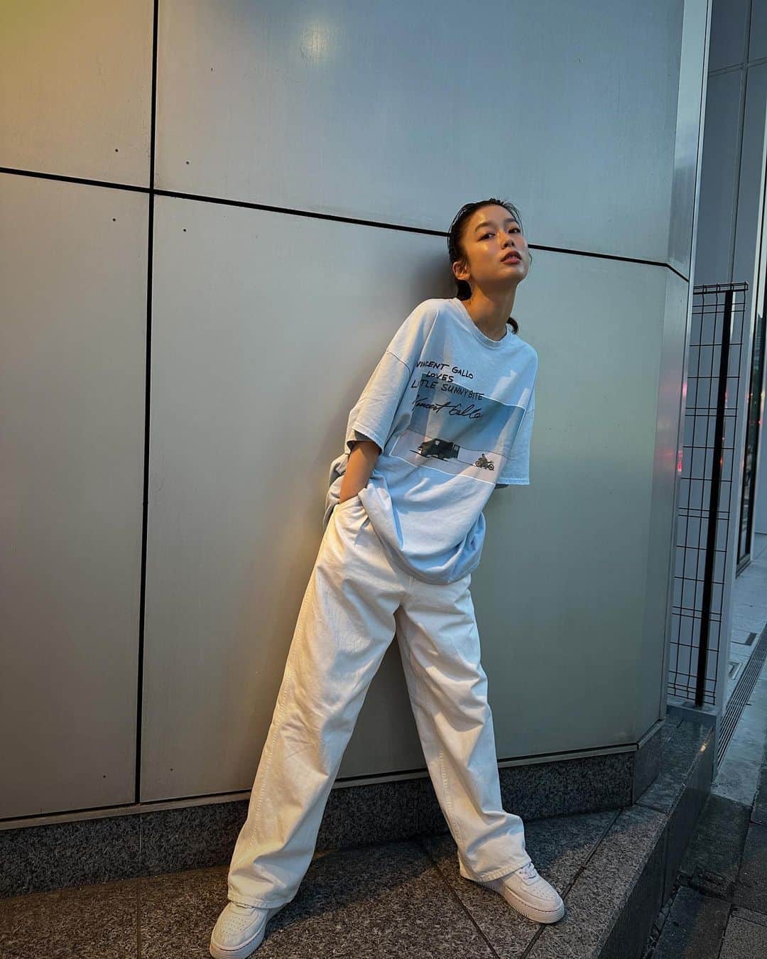 吉倉あおいさんのインスタグラム写真 - (吉倉あおいInstagram)「やっと涼しくなったし 久しぶりにTシャツ着たよー😇 よっぴーの作るTシャツってサイズ最高っ💖  tshirt @littlesunnybiteyoppy denim @holiday_pr kicks @niketokyo @atmos_tokyo #まゆげ服 #outfit#tshirt」9月25日 1時13分 - aoi_yoshikura