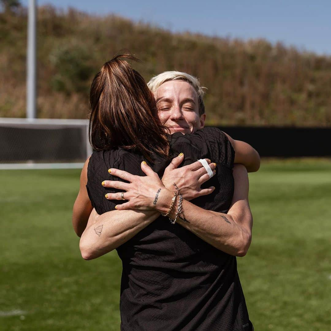 アレックス・モーガンのインスタグラム：「14 years of hugs and cellys and trophies and tears together. All the feels for Pinoe’s last USWNT game🫶」