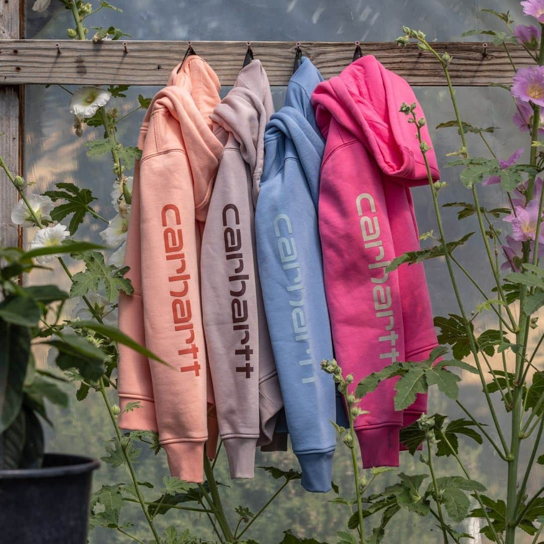 カーハートのインスタグラム：「A Carhartt classic, our Women's Clarksburg hoodies now come in fresh colors – ideal for the job and cherished on your days off.  #Carhartt」