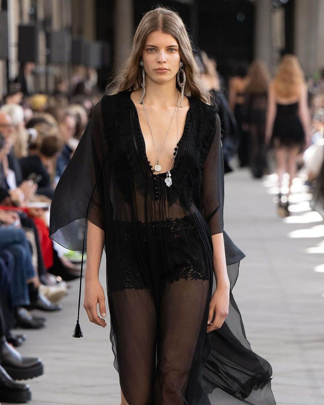 のインスタグラム：「Fierce yet subtle sensuality.   #ErmannoScervino #SS24 #ErmannoScervinoCollection #mfw」