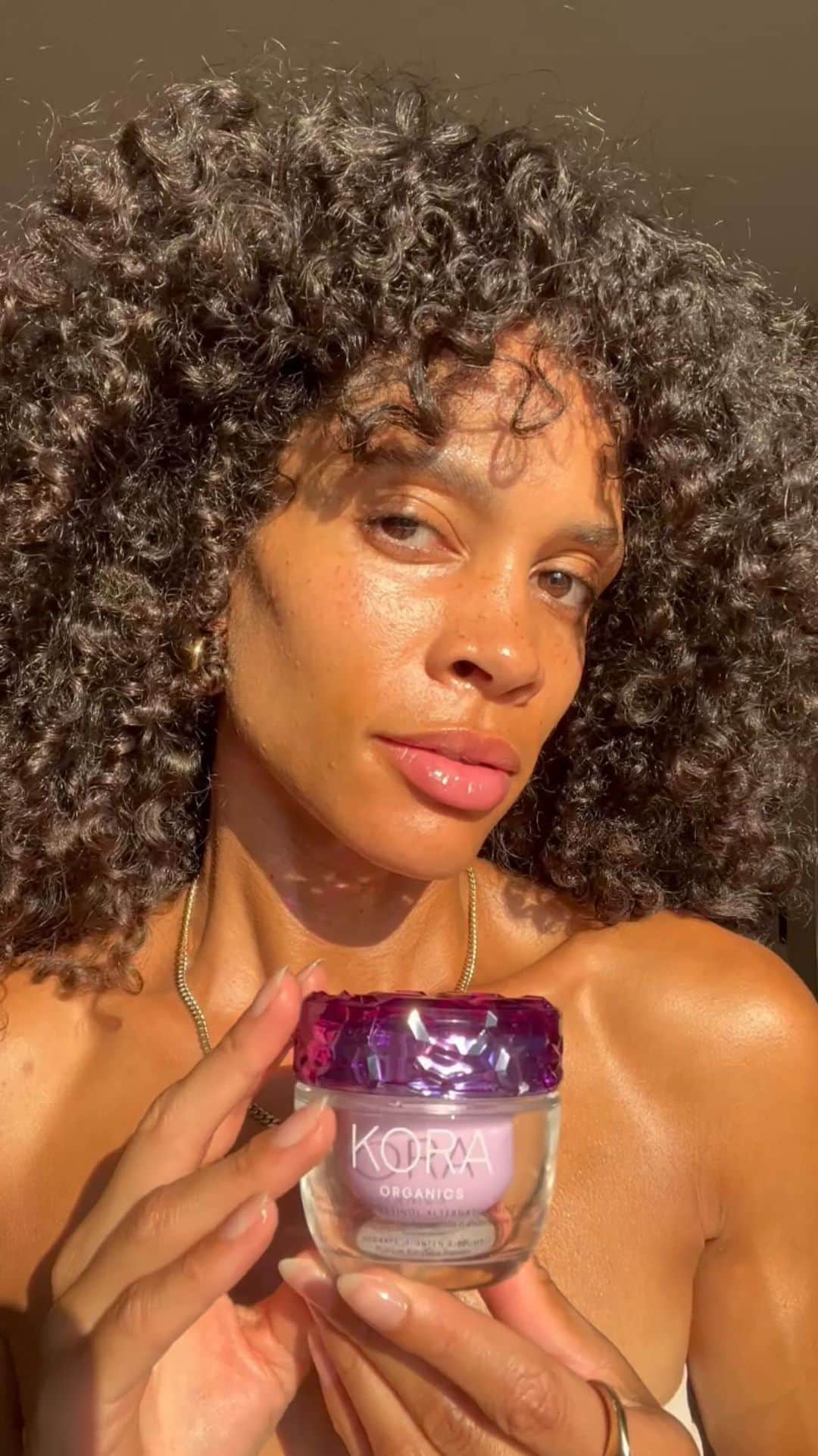 KORA Organicsのインスタグラム：「@britt.hume’s honest thoughts on our new moisturizer 💜  “The Plant Stem Cell Retinol Alternative Moisturizer is lovely! I’ve been using it, morning and night, for about a month now and my skin is happy and nourished. The fine lines around my eyes, mouth and neck have lessened and the overall texture of my skin feels firmer.   I have psoriasis on my scalp, ears and neck so I have to be careful with my skincare selections. This moisturizer is super gentle and I’ve had no flare ups or irritations - just youthful, glowing skin! Another favorite from Kora Organics!” ✨」