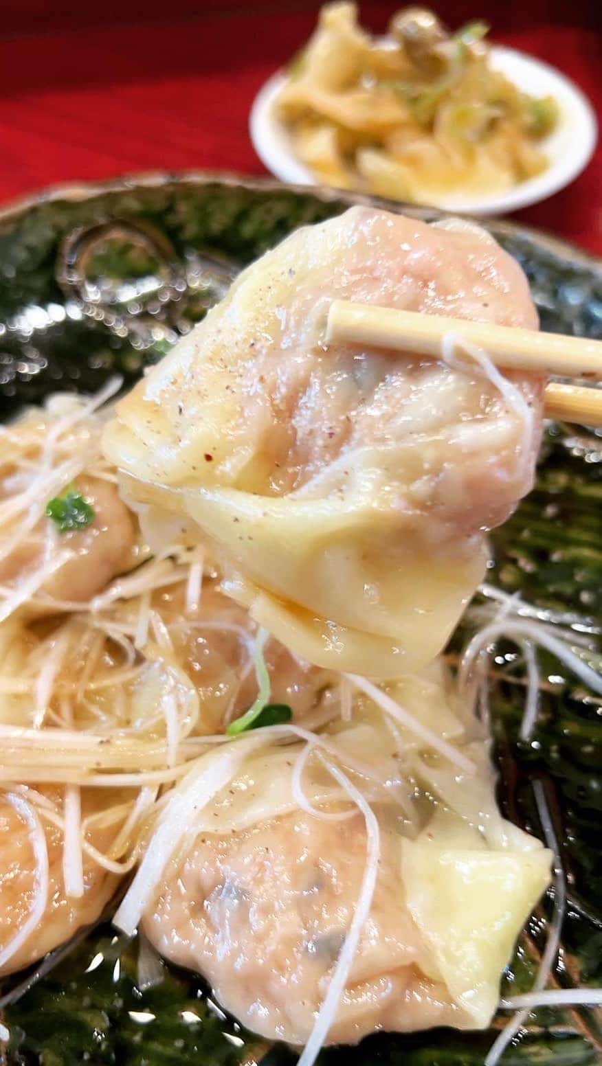 のインスタグラム：「【ねぎワンタンと納豆チャーハン】 中華風家庭料理 ふーみんの人気料理“ねぎワンタン”んの誕生は平野レミさんの3年前に亡くなったご主人イラストレーター和田誠さんがきっかけだった。 ▪️『イラストレーター和田誠さんが愛した7坪の店「無謀」だった挑戦』 （朝日新聞DGITAL「人生レシピ」記事より） 「納豆チャーハン」や「豚バラ肉の梅干し煮」などで知られる東京・南青山の「中華風家庭料理　ふーみん」。店を開いた斉風瑞さん（77）は東京生まれで、台湾出身の両親から受け継いだ家庭料理をベースに、和食材もいかした料理を生み出してきました。実は、前職は美容師でした。 25歳で渋谷区神宮前のマンションの地下1階、約7坪のスペースを借りて店をオープン〜中略〜ほどなく、文化人や芸能人らも通う人気店に。常連客だったイラストレーターの故・和田誠さんがよく注文したのは「ネギそば」でした。中華麺に、シャキッとした食感と辛みがきいた長ネギをのせた汁なし麺です。「これ、ワンタンでやったらどう？」。和田さんの一言をきっかけに生まれた「ねぎワンタン」… 《朝日新聞DGITAL「人生レシピ」記事より》 https://www.asahi.com/articles/ASR9P4QMBR8ZUTFL01M.html」