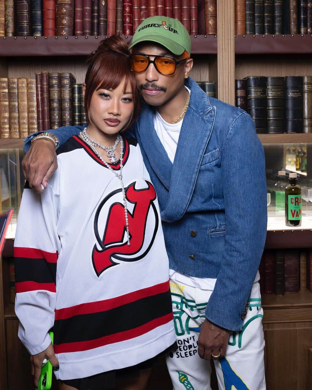 のインスタグラム：「Alwayz fun to convo w/ @pharrell and we documented one for his new book '𝑪𝑨𝑹𝑩𝑶𝑵 𝑷𝑹𝑬𝑺𝑺𝑼𝑹𝑬 𝒂𝒏𝒅 𝑻𝑰𝑴𝑬' w/ @rizzolibooks. Go check 📕💎💡」