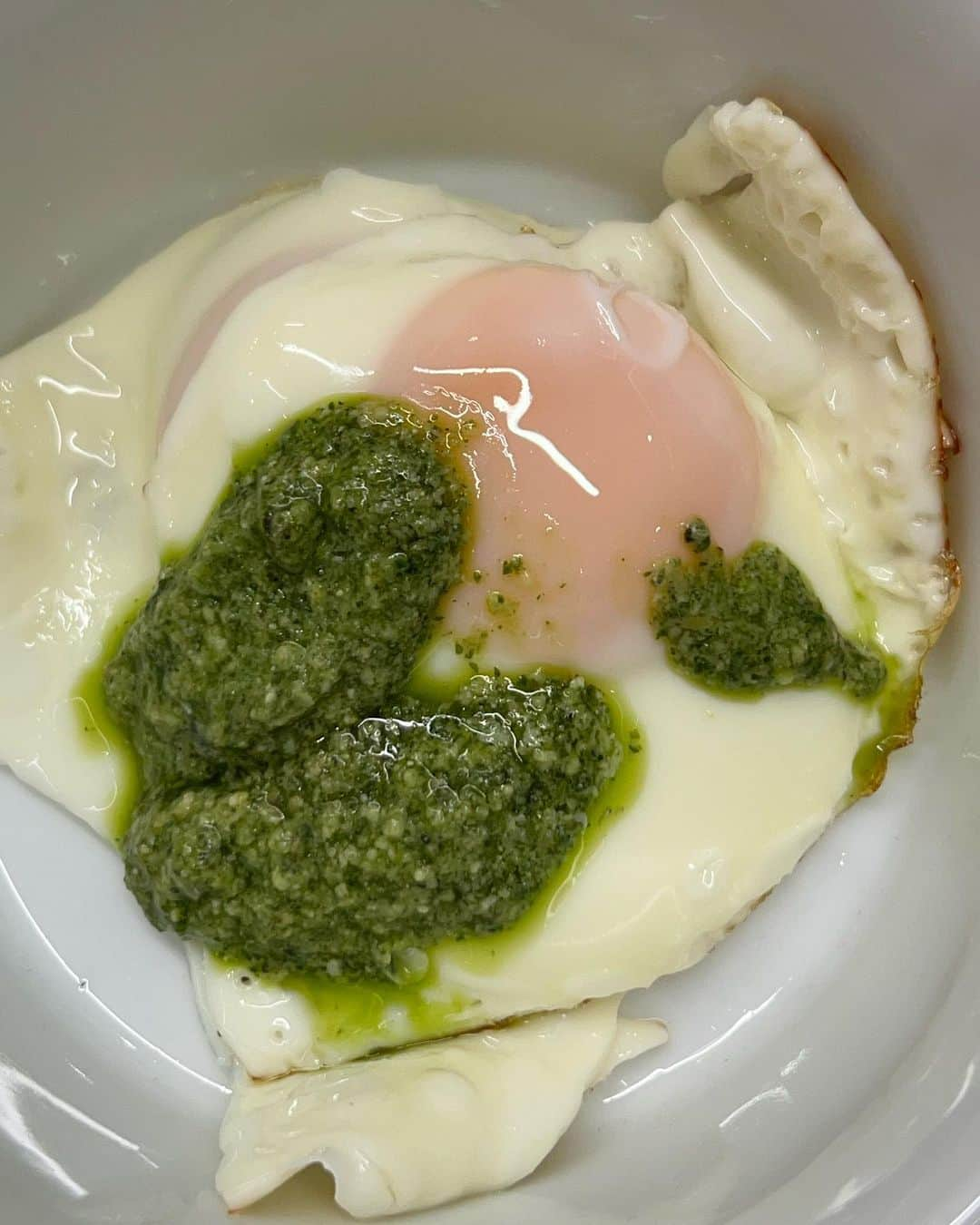 エミー・ロッサムさんのインスタグラム写真 - (エミー・ロッサムInstagram)「Rainy Sunday with green (pesto) eggs and ham.」9月25日 1時47分 - emmy