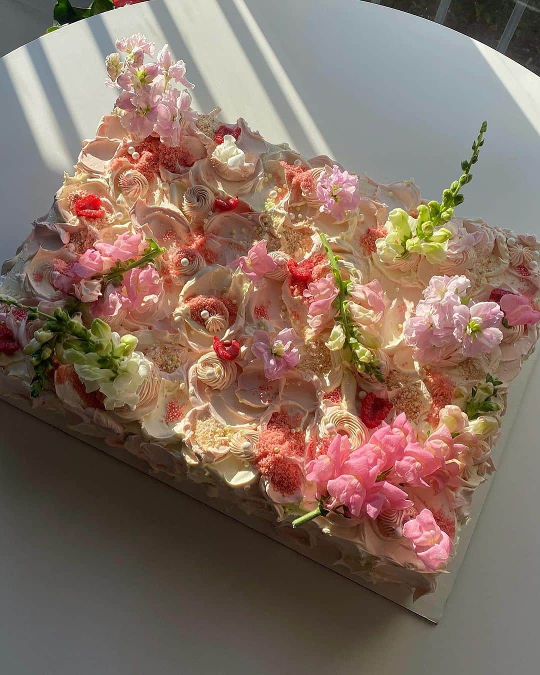 Cosmopolitanのインスタグラム：「Just something pretty for your hungover eyeballs. 🌸  #rg @crybaby.cakes」