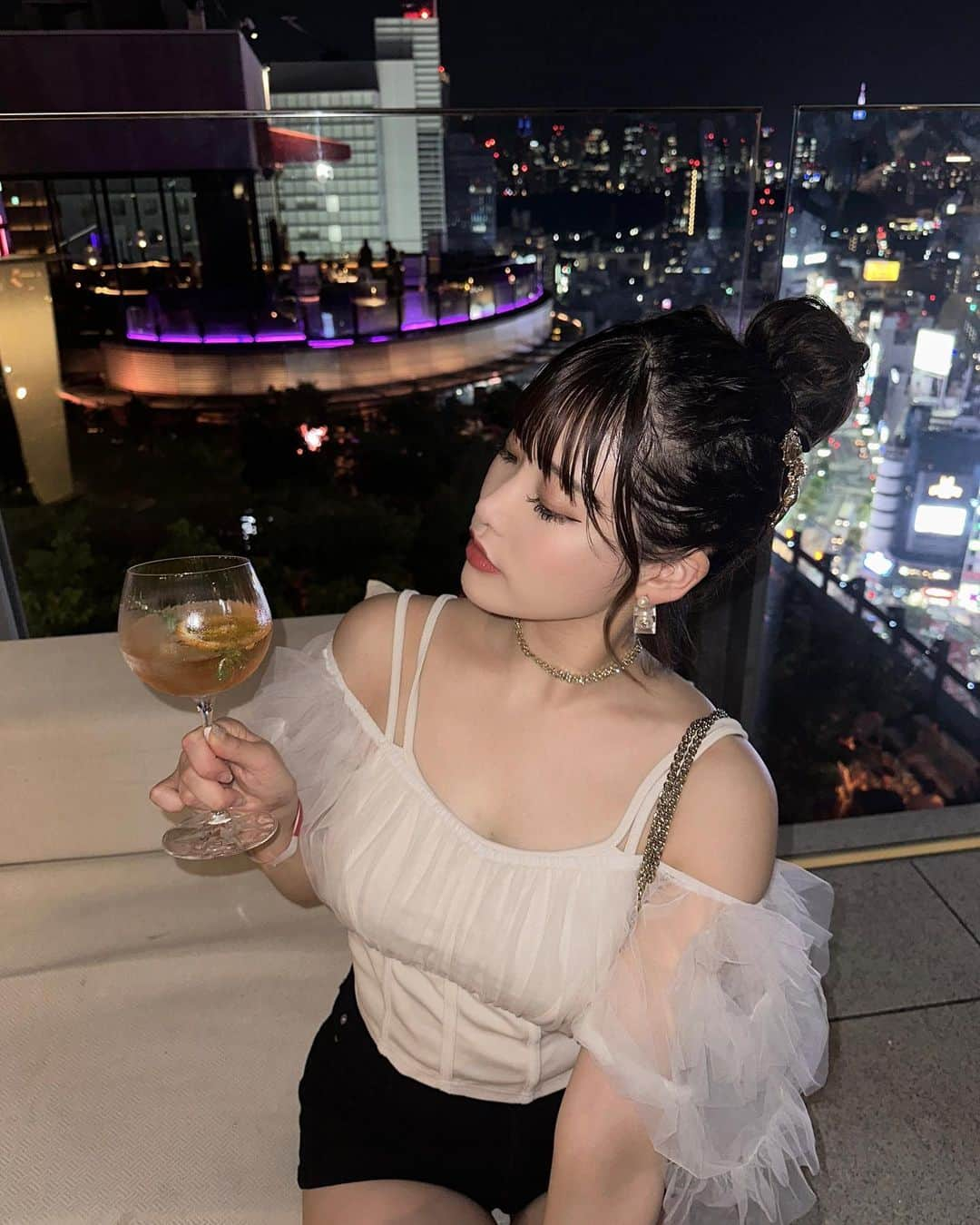 RENAのインスタグラム：「夏終わったね🥹 半袖だと寒くなってきた🥹  夏の次に好きな 秋がやってきた〜🍂✨ ハロウィン🎃に誕生日🎂に あっという間に2023年も 終わると思うと寂しい🥹  10月はシフトまだ出てませんが  10/2 1周年💐(周年イベントは ありませんが入店日で丸っと1年です。)  10/11 メルさんバースデー🎂 1.3部ショータイム前 スペシャルパフォーマンス【Z伝説】 久々にももクロ踊っちゃいます🌹  この二つは出勤確定で 絶対に推しプランで会いに きて欲しい日です😭🙇‍♀️✨✨  10月は11月の単独バースデー前なので 1番会いにきてくれる人少ない月かな？ って心配しています😭☁️  ハロウィン🎃もシフト希望は だしたので10/31、もし出勤になったら バーレスク遊び来て欲しいなぁ💗 ・ #バーレスク東京　#burlesquetokyo #burlesque  #エンタメ活動を止めない #バーレスク東京のマシュマロ」