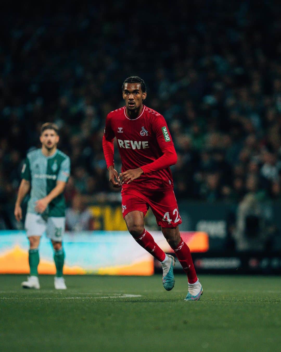 のインスタグラム：「𝐝𝐞𝐛𝐮𝐭 𝐛𝐨𝐲 ✨   FC-Eigengewächs Damion Downs durfte gestern beim Auswärtsspiel gegen Werder Bremen sein Bundesligadebüt geben.   Trotz der Niederlage freuen wir uns für dich, @damiondowns! Auf viele weitere Einsätze 🤞  ___  #effzeh #younggoats」