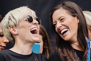 アリ・クリーガーのインスタグラム：「I don’t even know where to begin with you, @mrapinoe ❤️😩 but I know where this friendship will continue and I fxn love you and I’m such a proud friend, teammate and support for LIFE. This photo sums us up completely. Always talkin our shizz and I can’t wait to make more memories with you in your next chapter! CONGRATS babes!   Try to enjoy today without me 🙄and don’t laugh too much.. mmmmmk?! xoxo lfggggg」