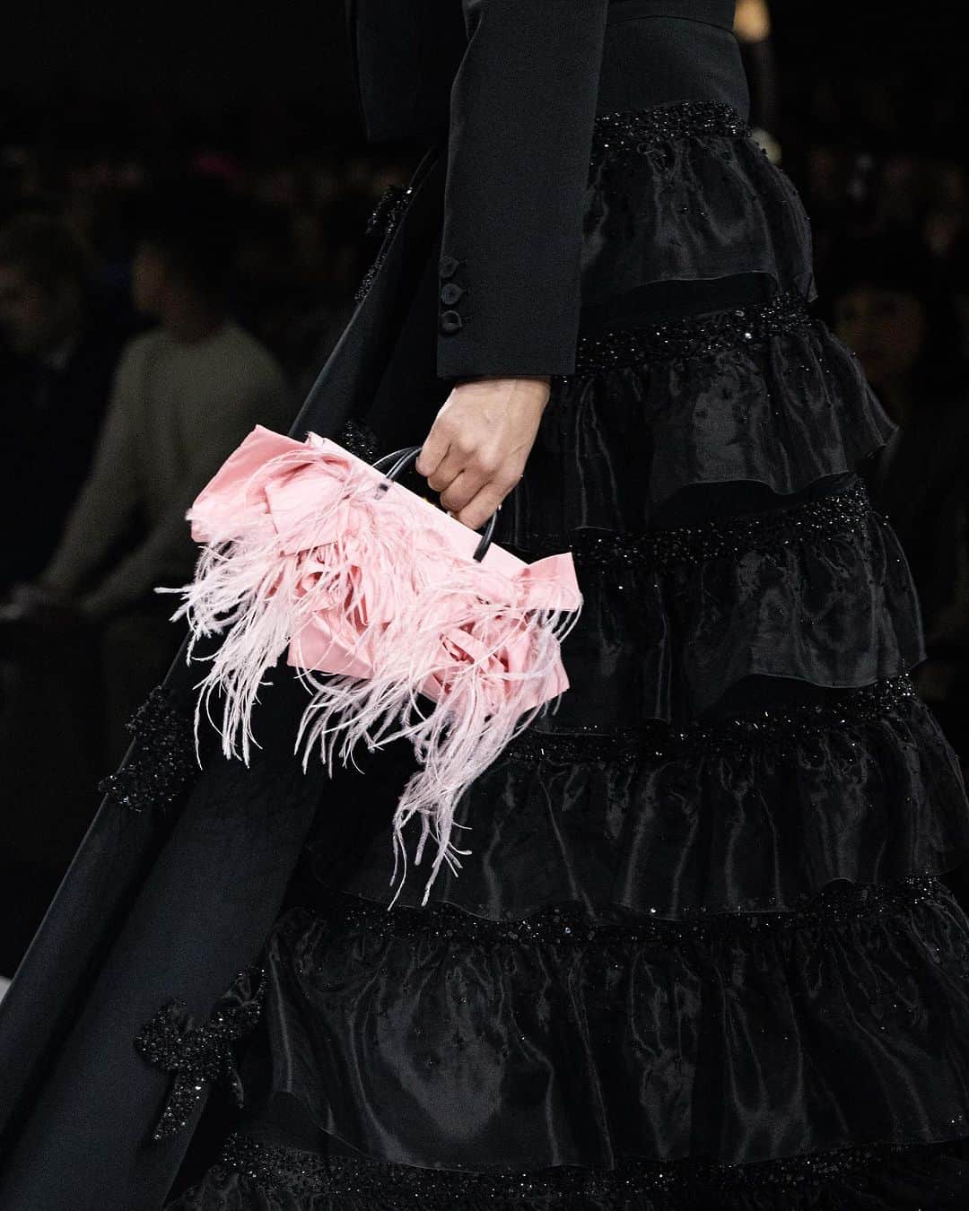 Moschinoさんのインスタグラム写真 - (MoschinoInstagram)「Floating down the runway 🎀🌸 @lucialiustylist imbues a sense of lightness and tactility to #MoschinoSS24 with bags and more that feature ruffles, bows, and cut-out hearts.   #Moschino40Years #MFW」9月25日 2時13分 - moschino