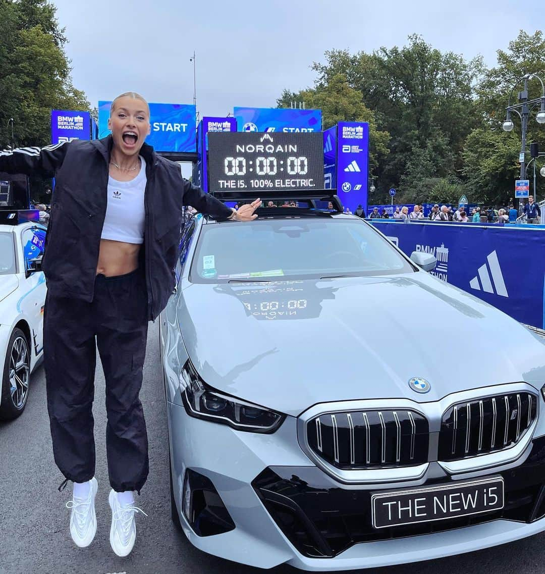 レナ・ゲルケのインスタグラム：「So the women have a new world record ☄️ love being part of this although i didn’t run😝 it‘s always such a special spirit here in Berlin at the @berlinmarathon and i have the biggest respect for all participants🫶 loved driving the #bmwI5 today for this Special Occasion 💕」