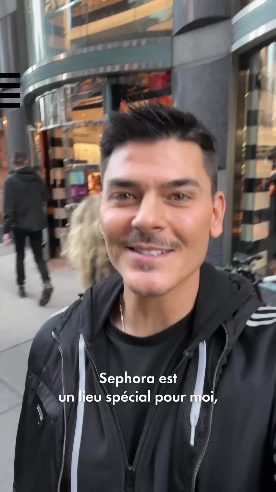 のインスタグラム：「" La beauté a changé ma vie et ça m'a vraiment aidé à accepter qui je suis. " 🤍🖤 Dans cette vidéo, le fondateur de @makeupbymario, Mario Dedivanovic, revient sur son enfance, ses premiers souvenirs avec le maquillage et se livre sans fards.⁣ ⁣ Makeup by Mario, uniquement chez Sephora.⁣ #SephoraFrance #Makeup #UnlimitedStory」