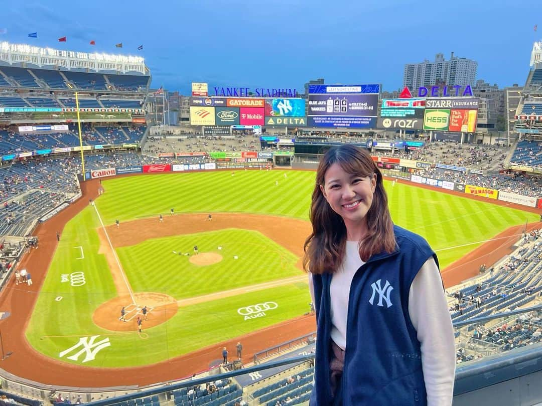 荒木優里さんのインスタグラム写真 - (荒木優里Instagram)「⚾️ 念願のヤンキースタジアムにっっ🏟️  引越しのタイミングからして、 今シーズンは難しいかなあと思っていたものの… お友達に誘ってもらえて行けてうれしい〜😆💖  まだNY初心者でグッズも持っていなかったけど、 当日配布のフリースベストをゲット😁✨  日本人選手はいないゲームでしたが、 ジャッジがなんと3打席連続のHR😳❣️ 大盛り上がりする雰囲気を味わえました💕💕 （でも大谷選手の記録が抜かれないか、内心ヒヤヒヤ😇）  また来シーズンも必ず来るぞ✊️🎀  #メジャーリーグ観戦 #野球観戦 #ヤンキースタジアム #yankeesstadium #newyorkyankees  #アメリカ生活 #アメリカ暮らし #ニューヨーク #ニューヨーク生活  #ニューヨーク暮らし #ニューヨーク在住 #Newyork #NYC #NY #アメリカ在住日本人 #帯同妻 #渡米記録 #海外生活 #travel #trip #旅行好き #アナウンサー #フリーアナウンサー #荒木優里 #荒木優里のゆるりアメリカ生活」9月25日 2時37分 - yuriaraki0726