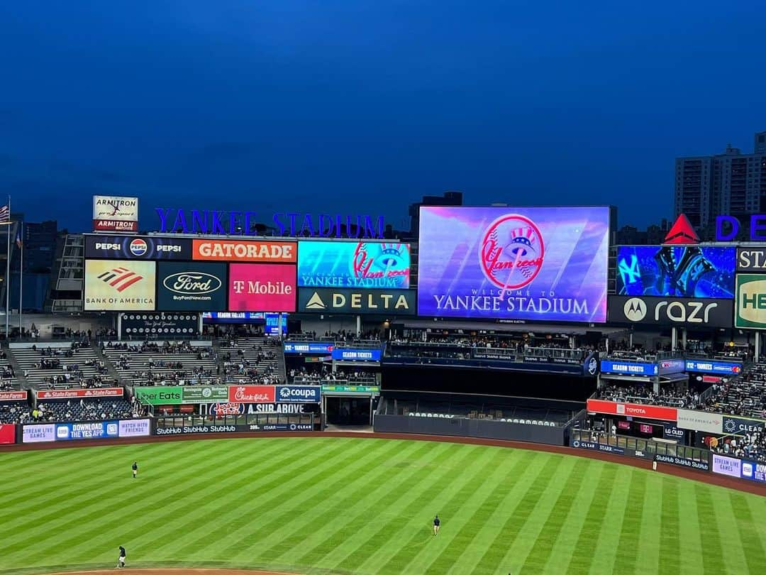 荒木優里さんのインスタグラム写真 - (荒木優里Instagram)「⚾️ 念願のヤンキースタジアムにっっ🏟️  引越しのタイミングからして、 今シーズンは難しいかなあと思っていたものの… お友達に誘ってもらえて行けてうれしい〜😆💖  まだNY初心者でグッズも持っていなかったけど、 当日配布のフリースベストをゲット😁✨  日本人選手はいないゲームでしたが、 ジャッジがなんと3打席連続のHR😳❣️ 大盛り上がりする雰囲気を味わえました💕💕 （でも大谷選手の記録が抜かれないか、内心ヒヤヒヤ😇）  また来シーズンも必ず来るぞ✊️🎀  #メジャーリーグ観戦 #野球観戦 #ヤンキースタジアム #yankeesstadium #newyorkyankees  #アメリカ生活 #アメリカ暮らし #ニューヨーク #ニューヨーク生活  #ニューヨーク暮らし #ニューヨーク在住 #Newyork #NYC #NY #アメリカ在住日本人 #帯同妻 #渡米記録 #海外生活 #travel #trip #旅行好き #アナウンサー #フリーアナウンサー #荒木優里 #荒木優里のゆるりアメリカ生活」9月25日 2時37分 - yuriaraki0726