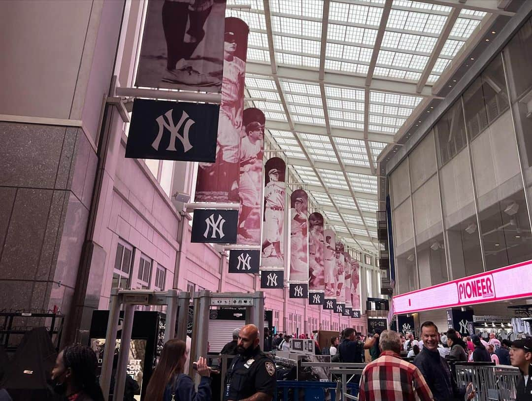 荒木優里さんのインスタグラム写真 - (荒木優里Instagram)「⚾️ 念願のヤンキースタジアムにっっ🏟️  引越しのタイミングからして、 今シーズンは難しいかなあと思っていたものの… お友達に誘ってもらえて行けてうれしい〜😆💖  まだNY初心者でグッズも持っていなかったけど、 当日配布のフリースベストをゲット😁✨  日本人選手はいないゲームでしたが、 ジャッジがなんと3打席連続のHR😳❣️ 大盛り上がりする雰囲気を味わえました💕💕 （でも大谷選手の記録が抜かれないか、内心ヒヤヒヤ😇）  また来シーズンも必ず来るぞ✊️🎀  #メジャーリーグ観戦 #野球観戦 #ヤンキースタジアム #yankeesstadium #newyorkyankees  #アメリカ生活 #アメリカ暮らし #ニューヨーク #ニューヨーク生活  #ニューヨーク暮らし #ニューヨーク在住 #Newyork #NYC #NY #アメリカ在住日本人 #帯同妻 #渡米記録 #海外生活 #travel #trip #旅行好き #アナウンサー #フリーアナウンサー #荒木優里 #荒木優里のゆるりアメリカ生活」9月25日 2時37分 - yuriaraki0726