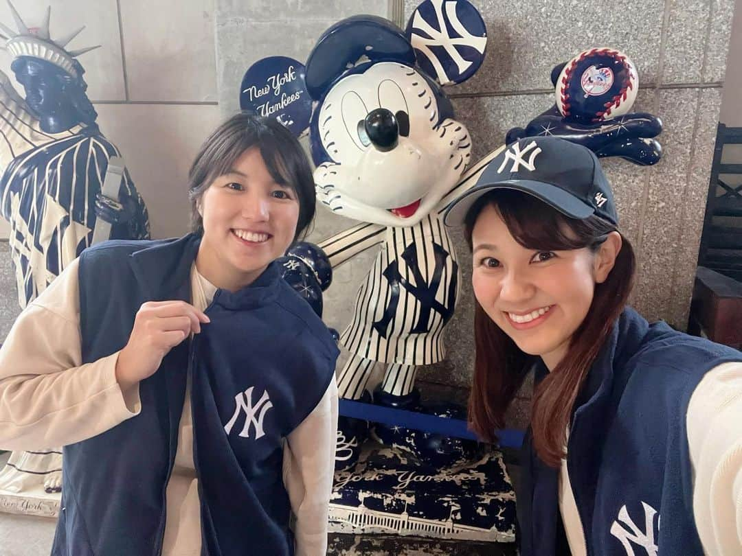 荒木優里さんのインスタグラム写真 - (荒木優里Instagram)「⚾️ 念願のヤンキースタジアムにっっ🏟️  引越しのタイミングからして、 今シーズンは難しいかなあと思っていたものの… お友達に誘ってもらえて行けてうれしい〜😆💖  まだNY初心者でグッズも持っていなかったけど、 当日配布のフリースベストをゲット😁✨  日本人選手はいないゲームでしたが、 ジャッジがなんと3打席連続のHR😳❣️ 大盛り上がりする雰囲気を味わえました💕💕 （でも大谷選手の記録が抜かれないか、内心ヒヤヒヤ😇）  また来シーズンも必ず来るぞ✊️🎀  #メジャーリーグ観戦 #野球観戦 #ヤンキースタジアム #yankeesstadium #newyorkyankees  #アメリカ生活 #アメリカ暮らし #ニューヨーク #ニューヨーク生活  #ニューヨーク暮らし #ニューヨーク在住 #Newyork #NYC #NY #アメリカ在住日本人 #帯同妻 #渡米記録 #海外生活 #travel #trip #旅行好き #アナウンサー #フリーアナウンサー #荒木優里 #荒木優里のゆるりアメリカ生活」9月25日 2時37分 - yuriaraki0726