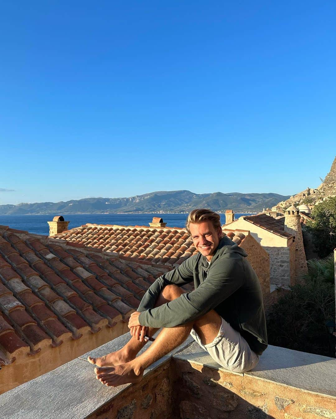 マデリーン・エドワーズさんのインスタグラム写真 - (マデリーン・エドワーズInstagram)「Watched the sunrise over Monemvasia, fed the resident cat, & decided it might be nice to spend the rest of our lives together.   07/18/2023 🤍」9月25日 2時31分 - maddie_edwards