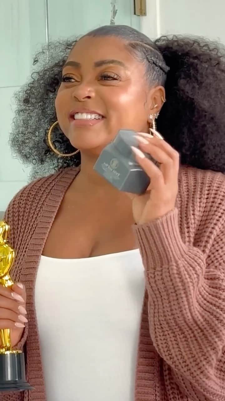 タラジ・P・ヘンソンのインスタグラム：「Twist and Set won the @allure’s Best of Beauty Award and we’re SO excited!!! Thank you Allure and the @tphbytaraji community for loving Twist and Set as much as I do ❤️❤️❤️🏆🏆🏆」