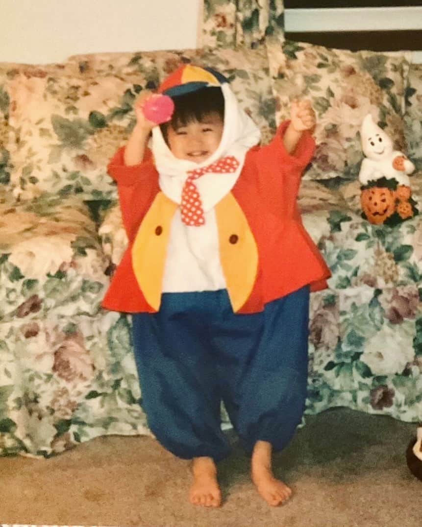 幾田りらのインスタグラム：「本日23サイになりました！  いつかのハロウィン写真を母が送ってくれたので初出しの仮装を📷おそらく3歳くらい、20年前のいくりらです。  健康第一で、まじ超がんばる をスローガンに23歳も爆進してゆきます。 皆さま何卒よろしくお願いします✌︎  #幾田りら爆誕祭2023 のタグもありがとう︎︎︎︎︎︎〜！全部みちょる。🫶🏻」