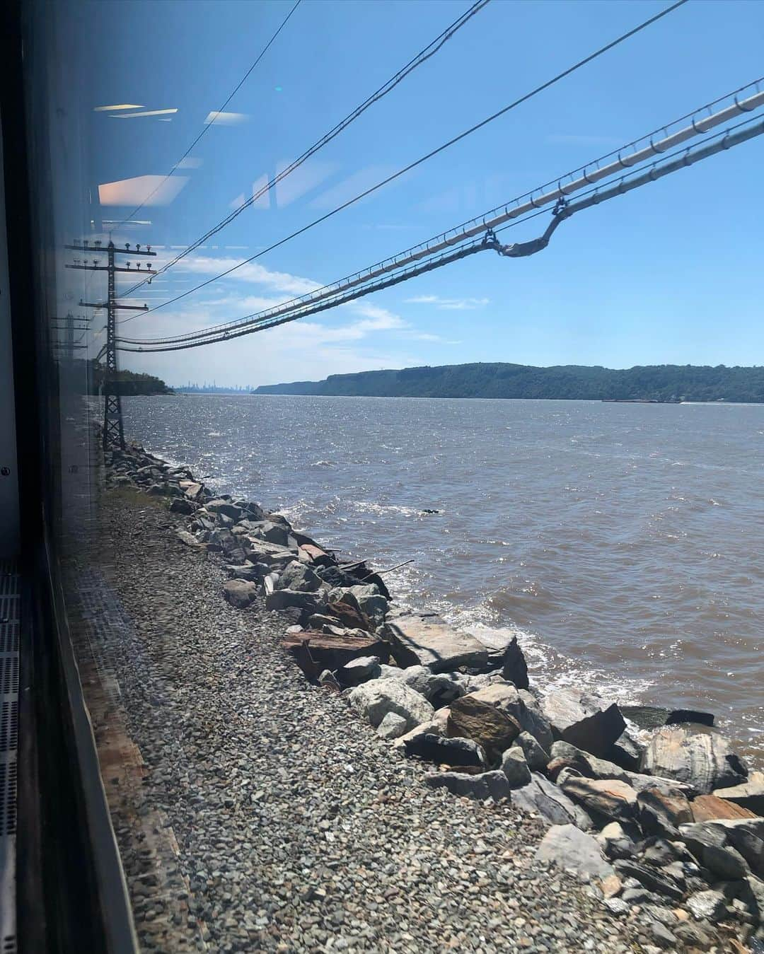 岡田育さんのインスタグラム写真 - (岡田育Instagram)「🚃🌊🚃🌊🚃🐈 Visiting #irvingtonny #hudsonriver  . ウェストチェスター西側まで人を訪ねて。秋雨のあとで荒ぶるハドソン川！ 雄大な眺めですが私はこのあと電車待ちの間に #eileenfisher の郊外型店舗でリユース品を爆買いしました。物欲の塊である。」9月25日 2時46分 - okadaic