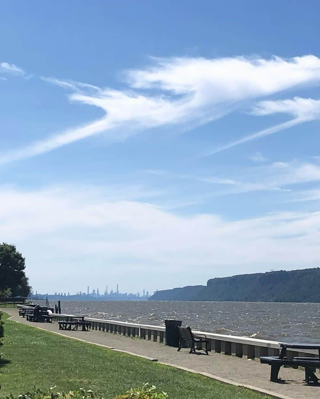 岡田育のインスタグラム：「🚃🌊🚃🌊🚃🐈 Visiting #irvingtonny #hudsonriver  . ウェストチェスター西側まで人を訪ねて。秋雨のあとで荒ぶるハドソン川！ 雄大な眺めですが私はこのあと電車待ちの間に #eileenfisher の郊外型店舗でリユース品を爆買いしました。物欲の塊である。」