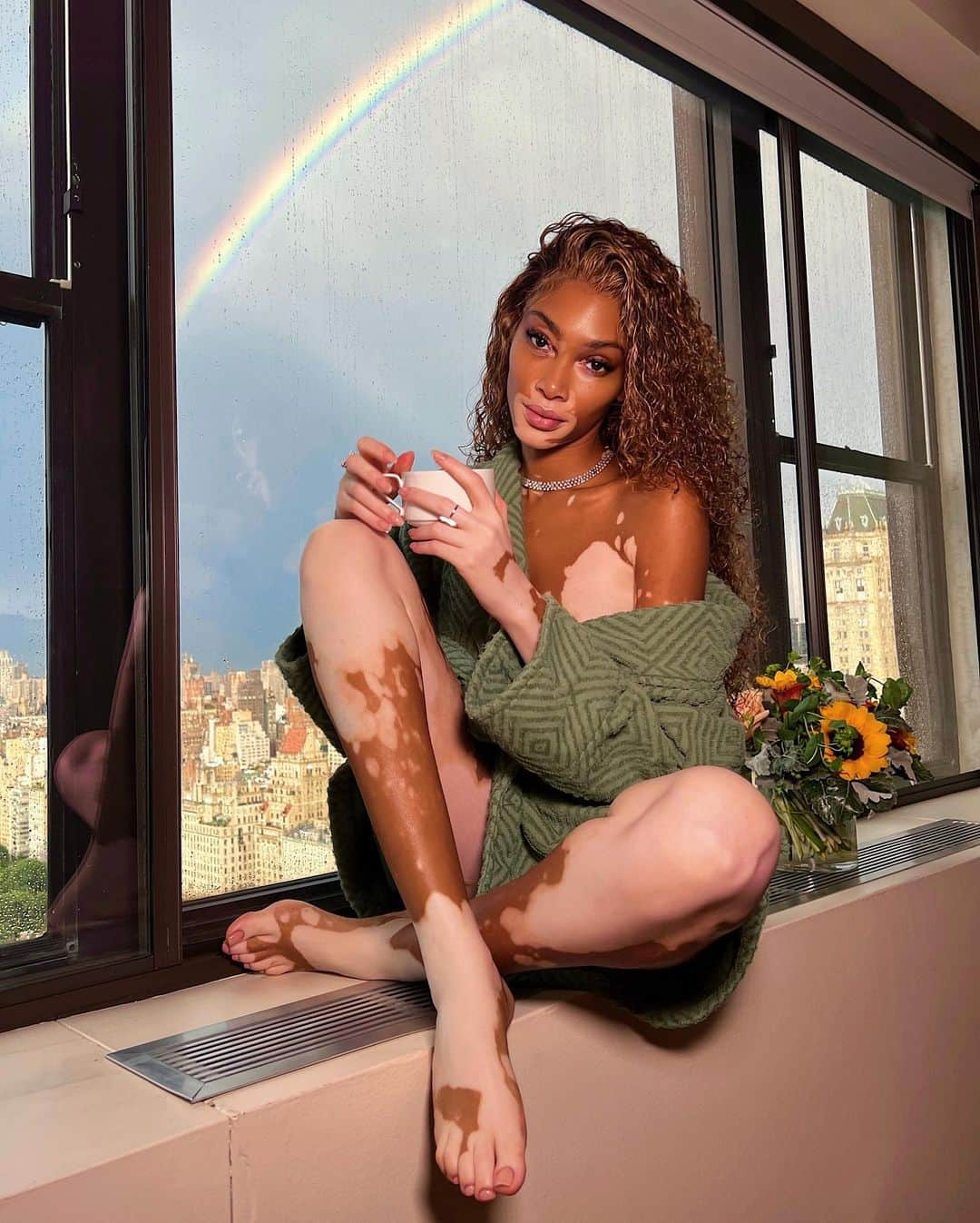 ウィニー・ハーロウさんのインスタグラム写真 - (ウィニー・ハーロウInstagram)「Sick.. & lately.. but make it.. cute. With tea… and a rainbow 🌈. Great.」9月25日 2時45分 - winnieharlow