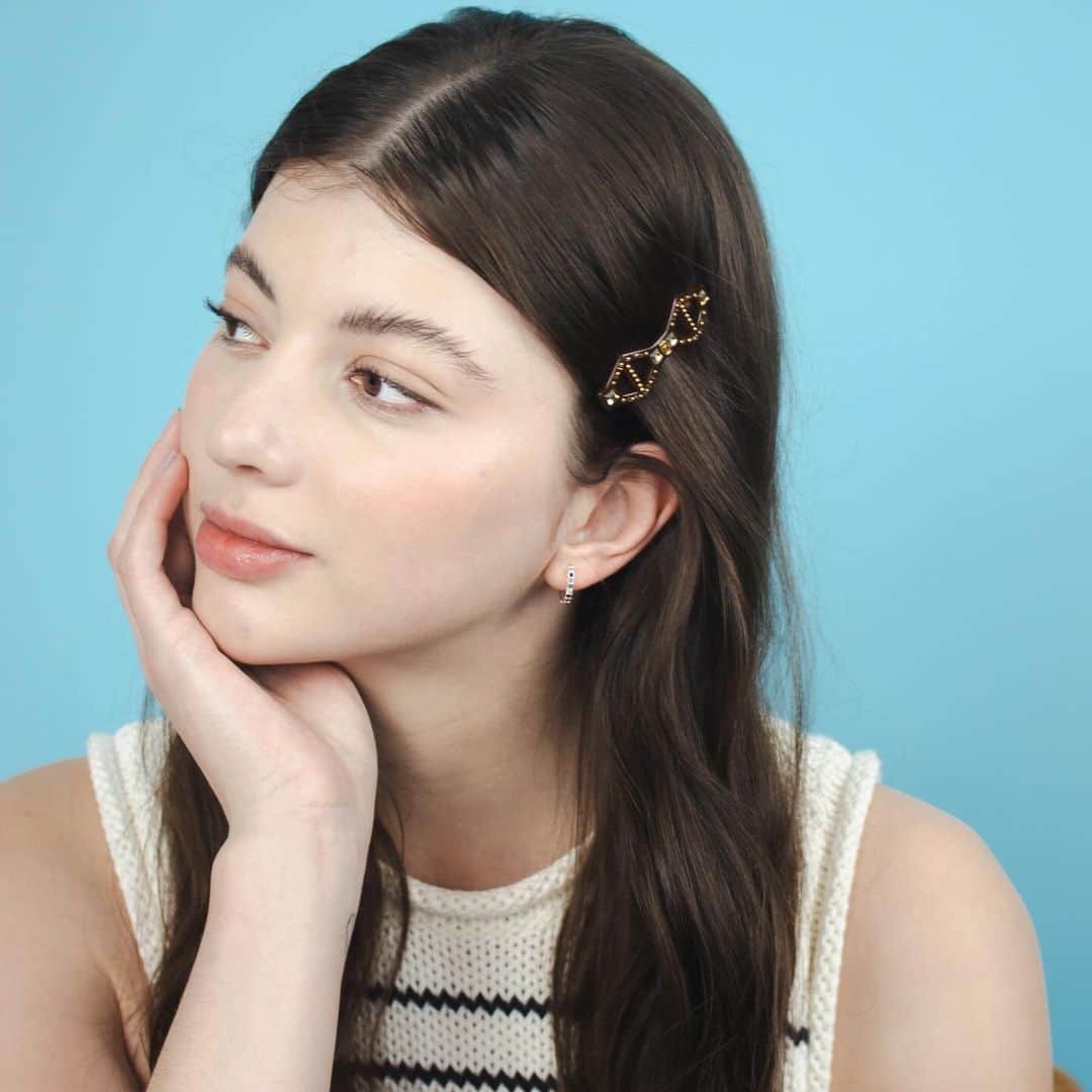 のインスタグラム：「Seja para prender uma mecha ou para sublinhar o penteado, a presilha lateral Sens Caché é muito fácil de usar graças ao seu fecho seguro e prático com esferográfica.  #hairstyle #hairaccessories」