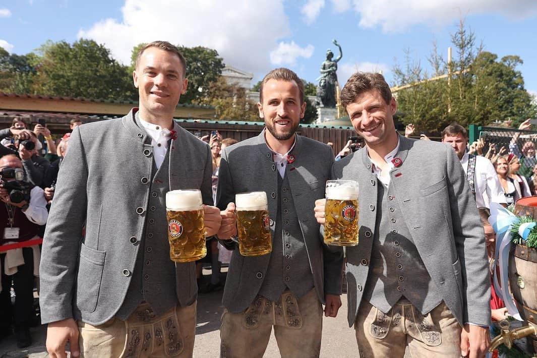 トーマス・ミュラーさんのインスタグラム写真 - (トーマス・ミュラーInstagram)「O'zapft is lady’s and gentlemen ⚽️🍺   After our great game on Saturday it was the perfect day today to celebrate at the Oktoberfest with the whole @fcbayern family 🎉   #glückwunschanfranskrätzigzumdebüt #harrymitdemerstenhattrick #dienstaggehtesschonweiterimpokal #busyweeksahead #prost」9月25日 2時49分 - esmuellert