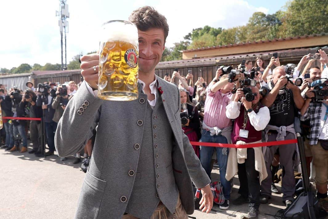 トーマス・ミュラーのインスタグラム：「O'zapft is lady’s and gentlemen ⚽️🍺   After our great game on Saturday it was the perfect day today to celebrate at the Oktoberfest with the whole @fcbayern family 🎉   #glückwunschanfranskrätzigzumdebüt #harrymitdemerstenhattrick #dienstaggehtesschonweiterimpokal #busyweeksahead #prost」