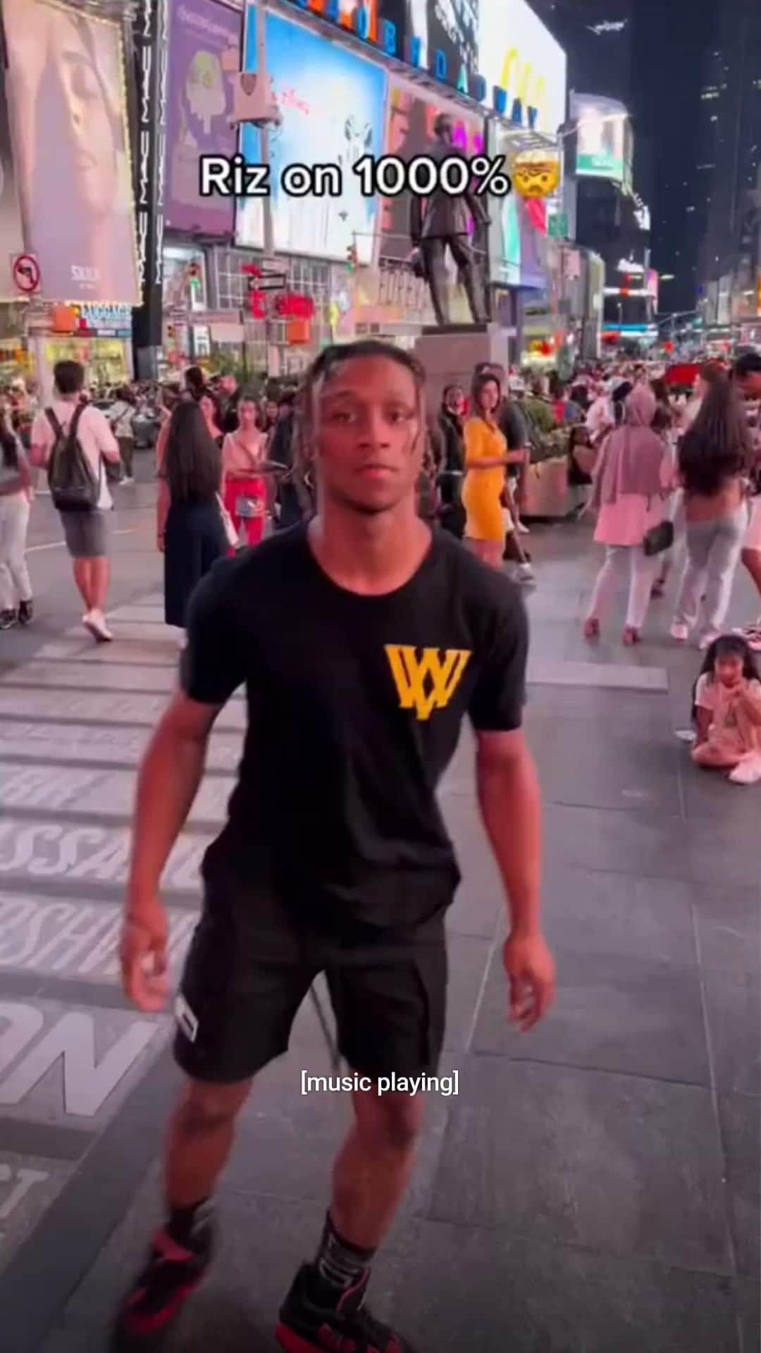 YouTubeのインスタグラム：「wait how do you spin that fast? @streetjusticecrew」