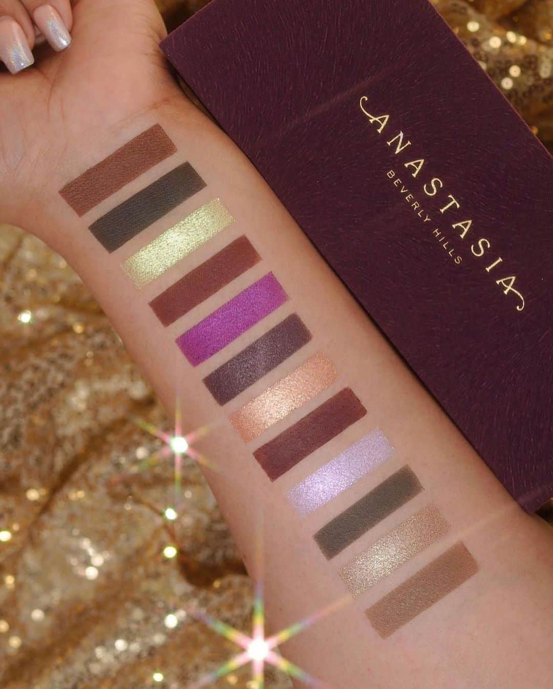 Anastasia Beverly Hillsのインスタグラム：「What's your go-to fall palette and why is it #ABHFallRomance? ❤️‍🔥 Shop now @macys for 15% OFF, now through 10/2! 🥳   📸: @atikamer (she/her)  #AnastasiaBeverlyHills #ABHFallRomance」
