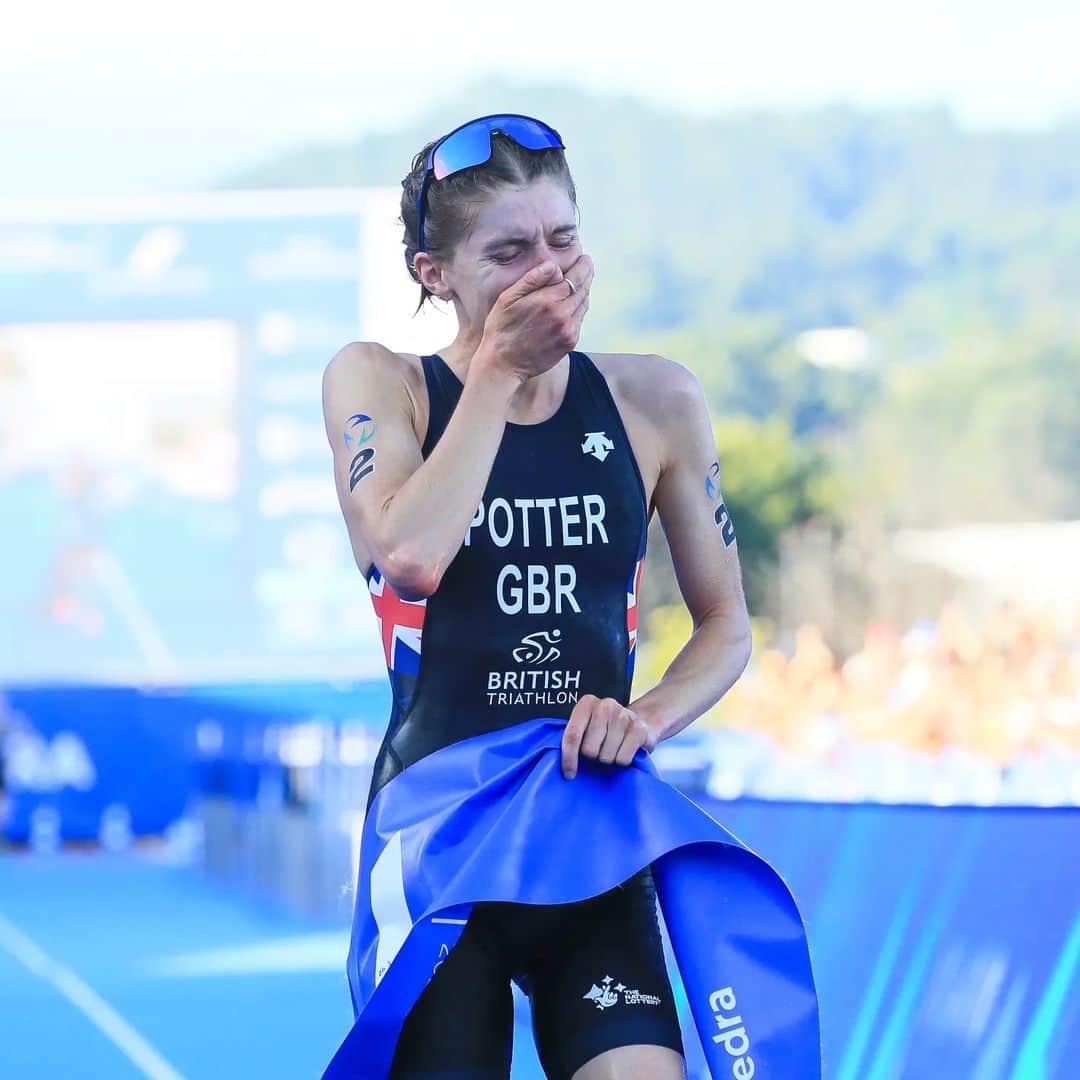 ASICS Americaさんのインスタグラム写真 - (ASICS AmericaInstagram)「RACE PODIUM: @bethpotter91 storms down the blue carpet and scores 🥇 in Pontevedra and the 2023 world title 🏆!! @kate__waugh produces a remarkable performance to earn her first Series 🥈! @cassandrebeaugrand crosses the line with 🥉 in Spain today!   #Triathlon #BeYourExtraordinary 📸 @wags.photo」9月25日 3時01分 - asics