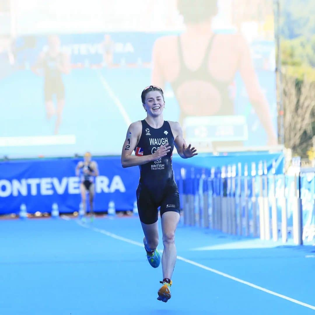 ASICS Americaさんのインスタグラム写真 - (ASICS AmericaInstagram)「RACE PODIUM: @bethpotter91 storms down the blue carpet and scores 🥇 in Pontevedra and the 2023 world title 🏆!! @kate__waugh produces a remarkable performance to earn her first Series 🥈! @cassandrebeaugrand crosses the line with 🥉 in Spain today!   #Triathlon #BeYourExtraordinary 📸 @wags.photo」9月25日 3時01分 - asics