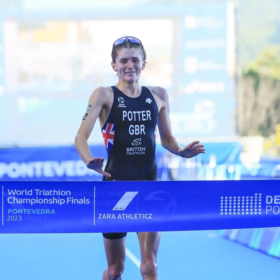 ASICS Americaさんのインスタグラム写真 - (ASICS AmericaInstagram)「RACE PODIUM: @bethpotter91 storms down the blue carpet and scores 🥇 in Pontevedra and the 2023 world title 🏆!! @kate__waugh produces a remarkable performance to earn her first Series 🥈! @cassandrebeaugrand crosses the line with 🥉 in Spain today!   #Triathlon #BeYourExtraordinary 📸 @wags.photo」9月25日 3時01分 - asics