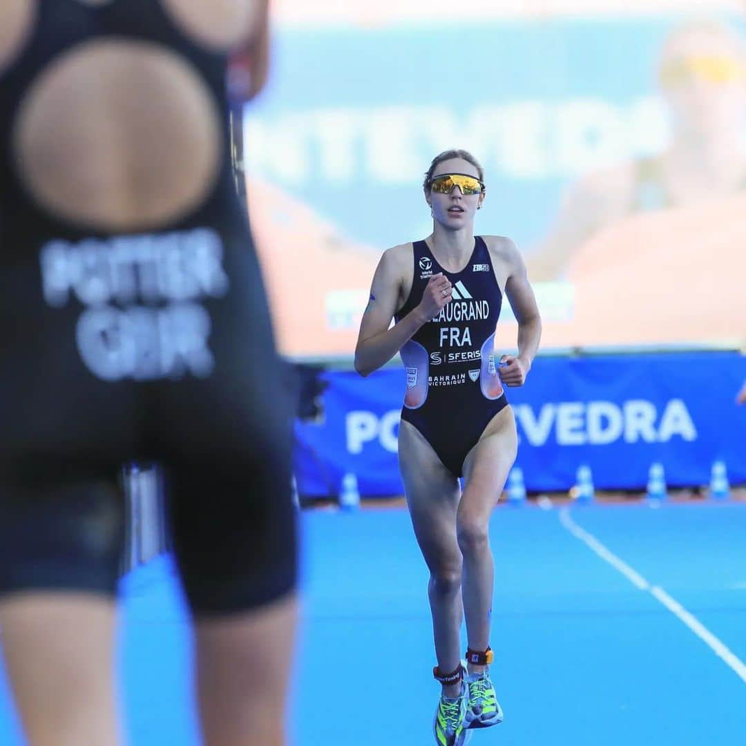 ASICS Americaさんのインスタグラム写真 - (ASICS AmericaInstagram)「RACE PODIUM: @bethpotter91 storms down the blue carpet and scores 🥇 in Pontevedra and the 2023 world title 🏆!! @kate__waugh produces a remarkable performance to earn her first Series 🥈! @cassandrebeaugrand crosses the line with 🥉 in Spain today!   #Triathlon #BeYourExtraordinary 📸 @wags.photo」9月25日 3時01分 - asics