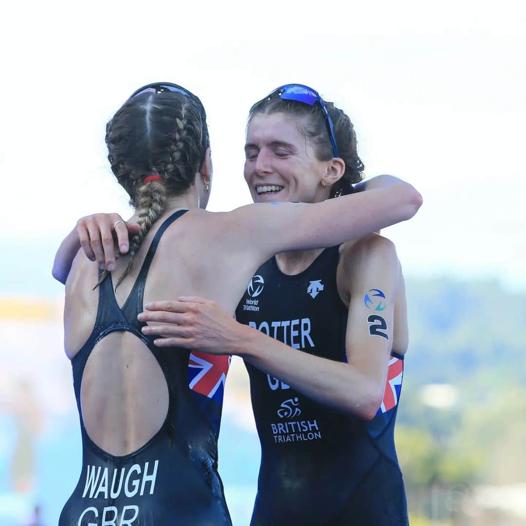 ASICS Americaさんのインスタグラム写真 - (ASICS AmericaInstagram)「RACE PODIUM: @bethpotter91 storms down the blue carpet and scores 🥇 in Pontevedra and the 2023 world title 🏆!! @kate__waugh produces a remarkable performance to earn her first Series 🥈! @cassandrebeaugrand crosses the line with 🥉 in Spain today!   #Triathlon #BeYourExtraordinary 📸 @wags.photo」9月25日 3時01分 - asics