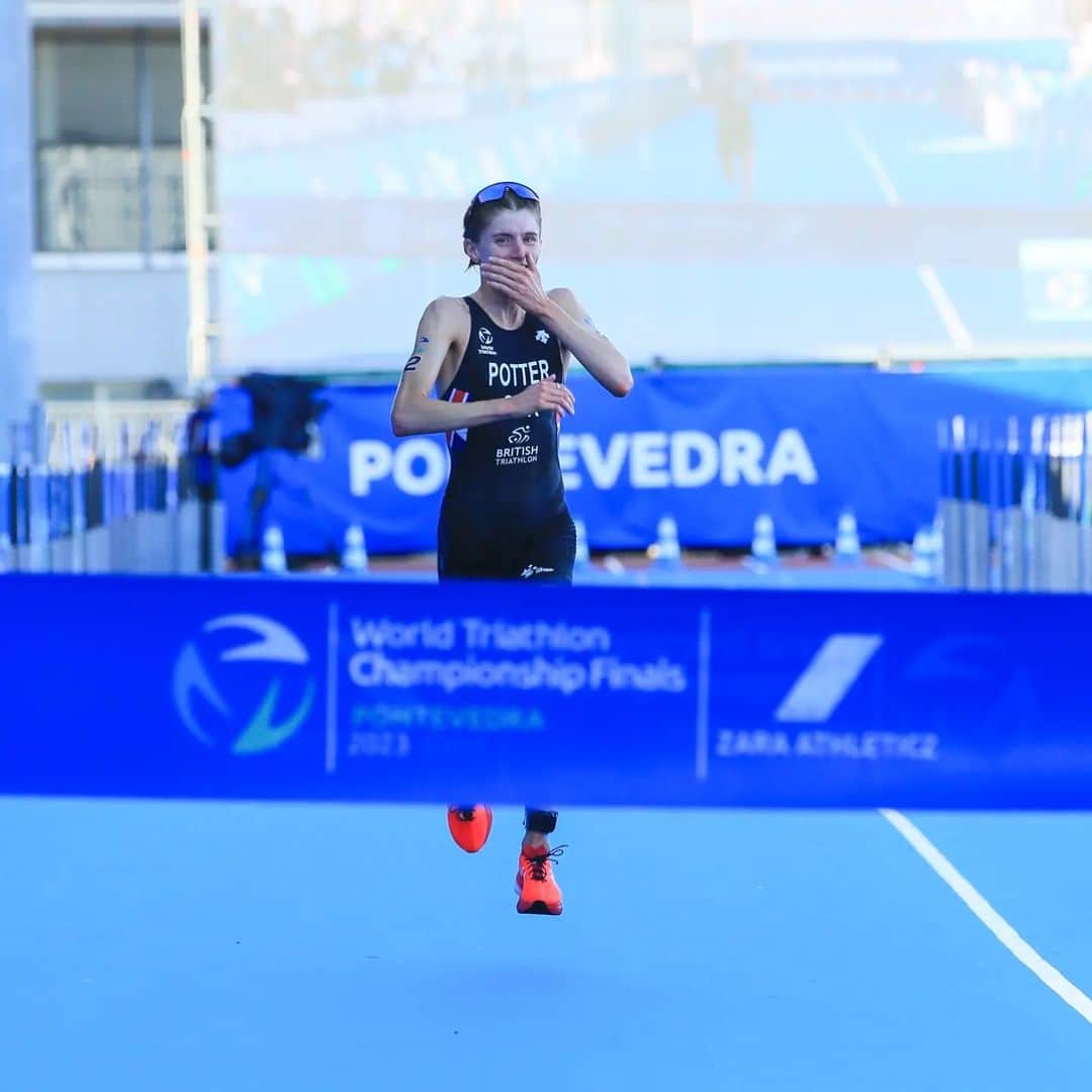 のインスタグラム：「RACE PODIUM: @bethpotter91 storms down the blue carpet and scores 🥇 in Pontevedra and the 2023 world title 🏆!! @kate__waugh produces a remarkable performance to earn her first Series 🥈! @cassandrebeaugrand crosses the line with 🥉 in Spain today!   #Triathlon #BeYourExtraordinary 📸 @wags.photo」