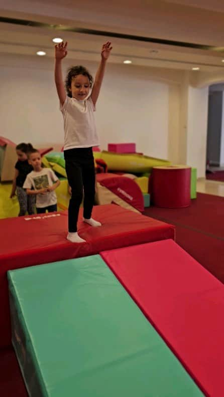 マリアン・ドラグレスクのインスタグラム：「Work, learn and have fun 🤸‍♂️🥰🤸‍♀️🥰 #amdgym #cursurigimnasticacopii  #petreceripentrucopii  #academiamariandragulescu #fun #learning #sports #gymnastics #happykids #gymlife #kidsactivities #gymnova #goodvibes #activitatipentrucopii #gimnastica #distractie #educatie #educatieprinsport #cursurigimnastica #petrecericopii #birthdayparty #birthday #party #academiadegimnastica #academiamariandragulescu」