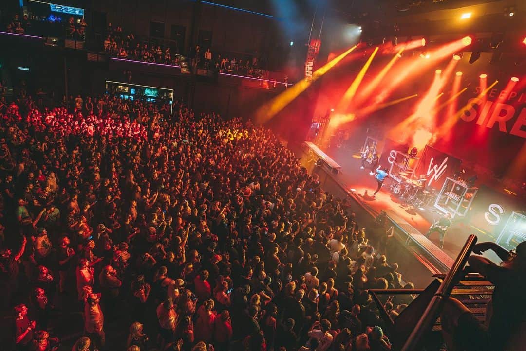 ジャスティン・ヒルズのインスタグラム：「Omaha showed up! Thank you for an incredible night. Are you coming out to see us and @theused Photos: @nickalausstafford」
