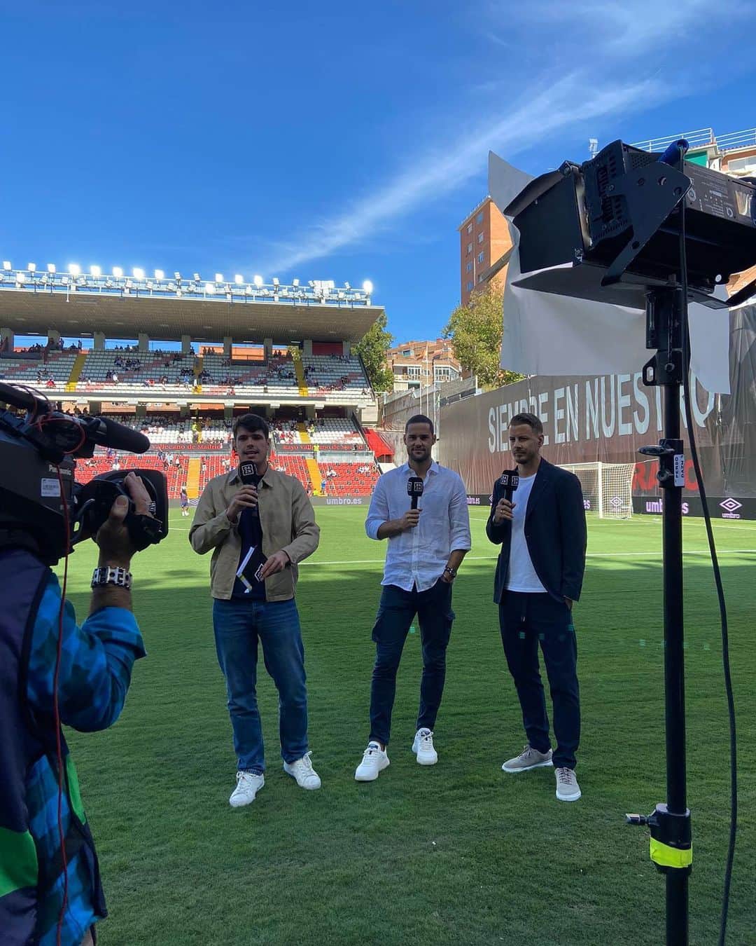 マリオ・スアレスのインスタグラム：「Muy contento por mi debut con @dazn_es en un estadio importante para mí y con unos compañeros que me lo han puesto muy fácil. 🎙️🤩 #seguimos #dazn #tv #apormas」