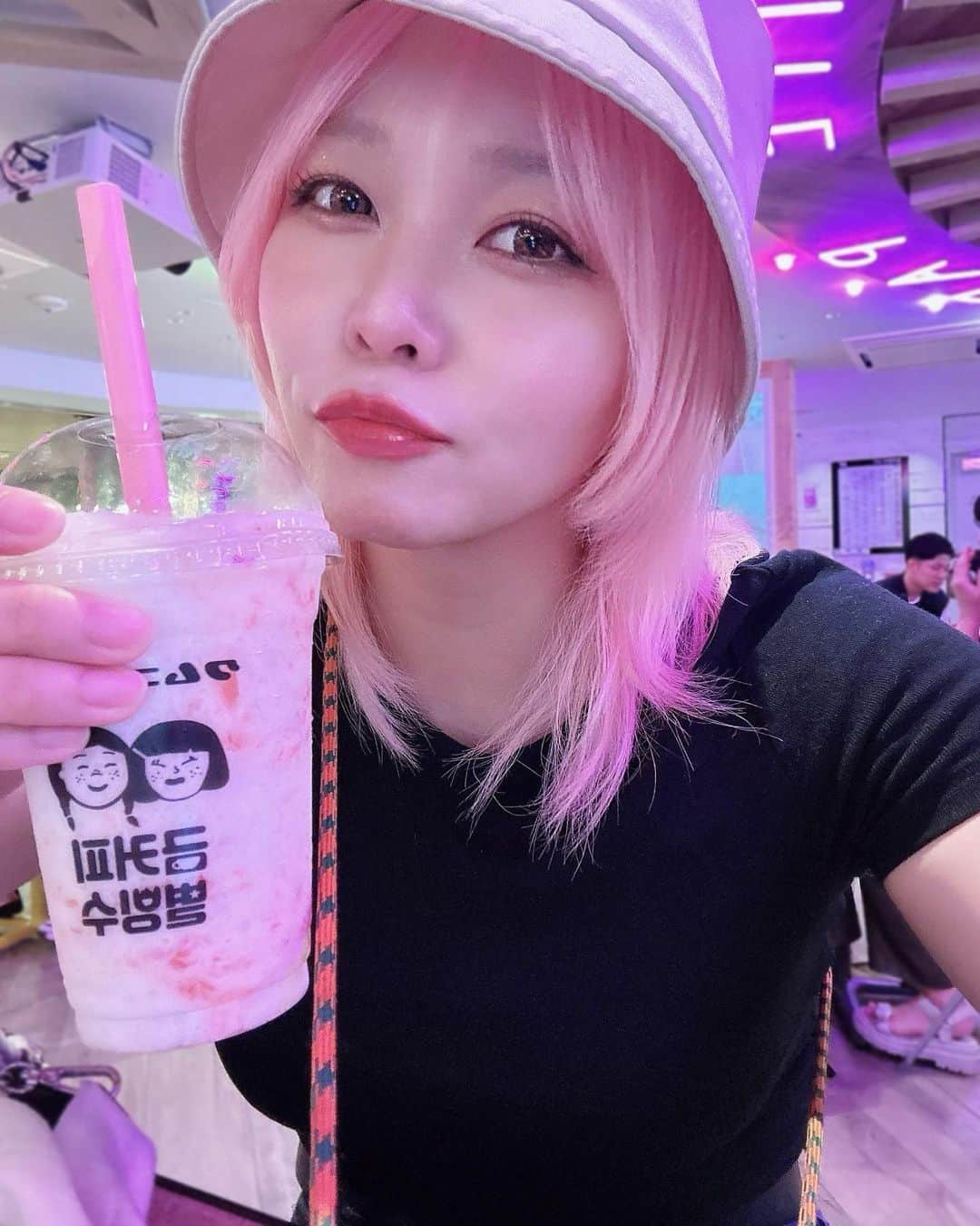 天満のどか & 愛野ユキのインスタグラム：「I enjoy all kinds of pink colors✌️」