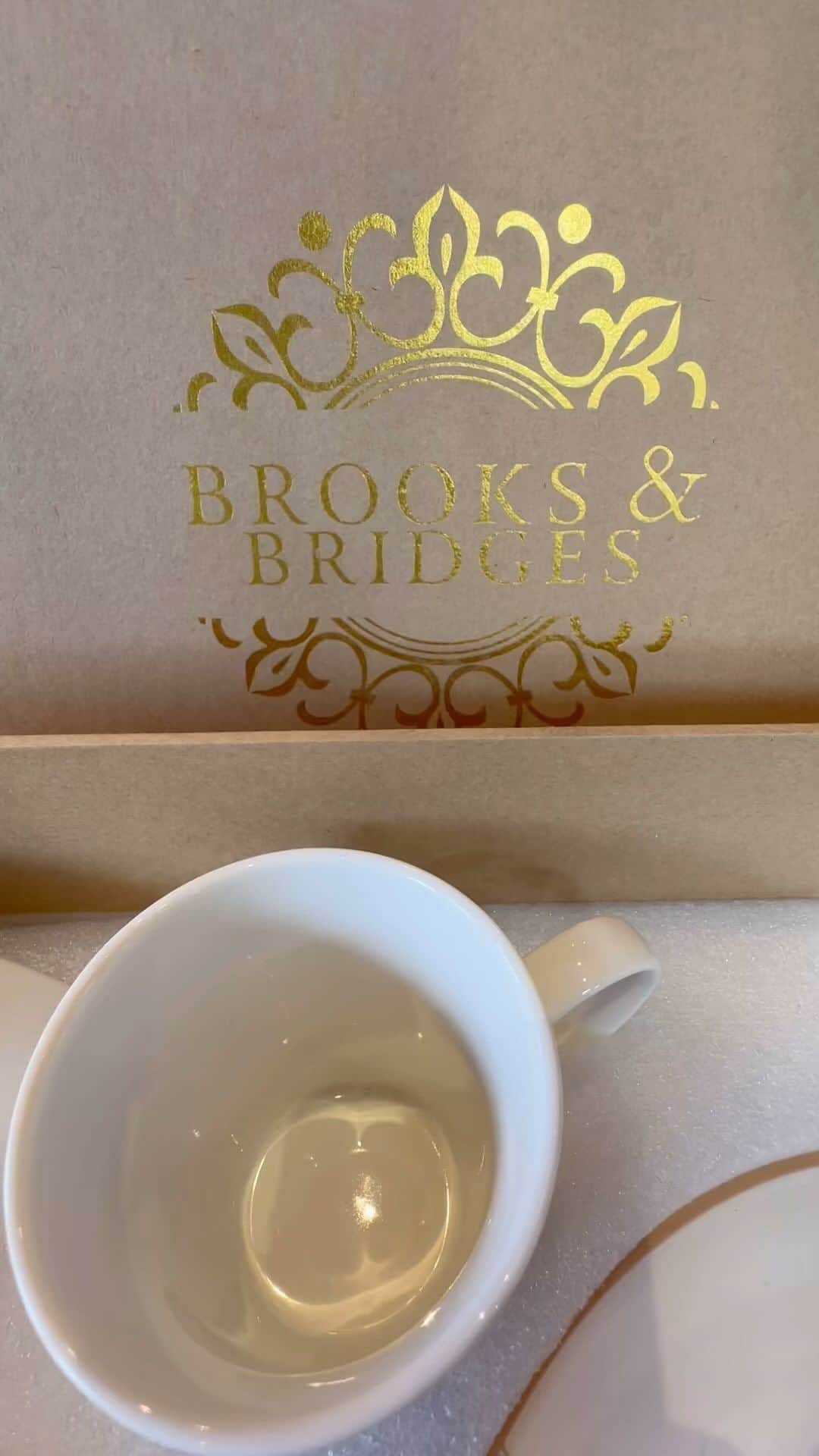 ヴァネッサ・ウィリアムスのインスタグラム：「@brooksbridgesofficial ✨just arrived! China, utensils,barware all gorgeous and made by Black Female Business Boss Nathalie Brooks  Luxury, elegance & style 🤎 Thank You 🥂」