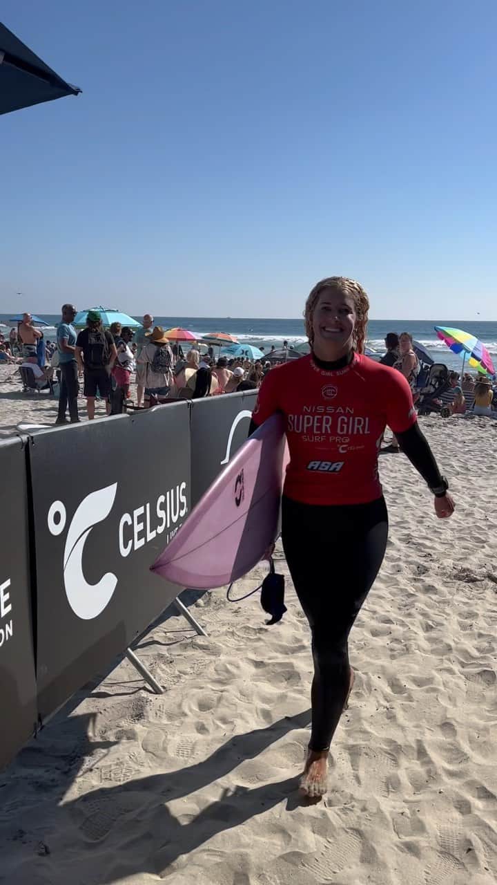 リンゼイ・ジャコベリスのインスタグラム：「What an amazing weekend! Thank you @supergirlpro for an incredible event and congrats to @alyssa_spencer1 and @sawyerlindblad - an incredible performance for these two rockstars 💥 🏄🏼‍♀️ 🌊 💕」