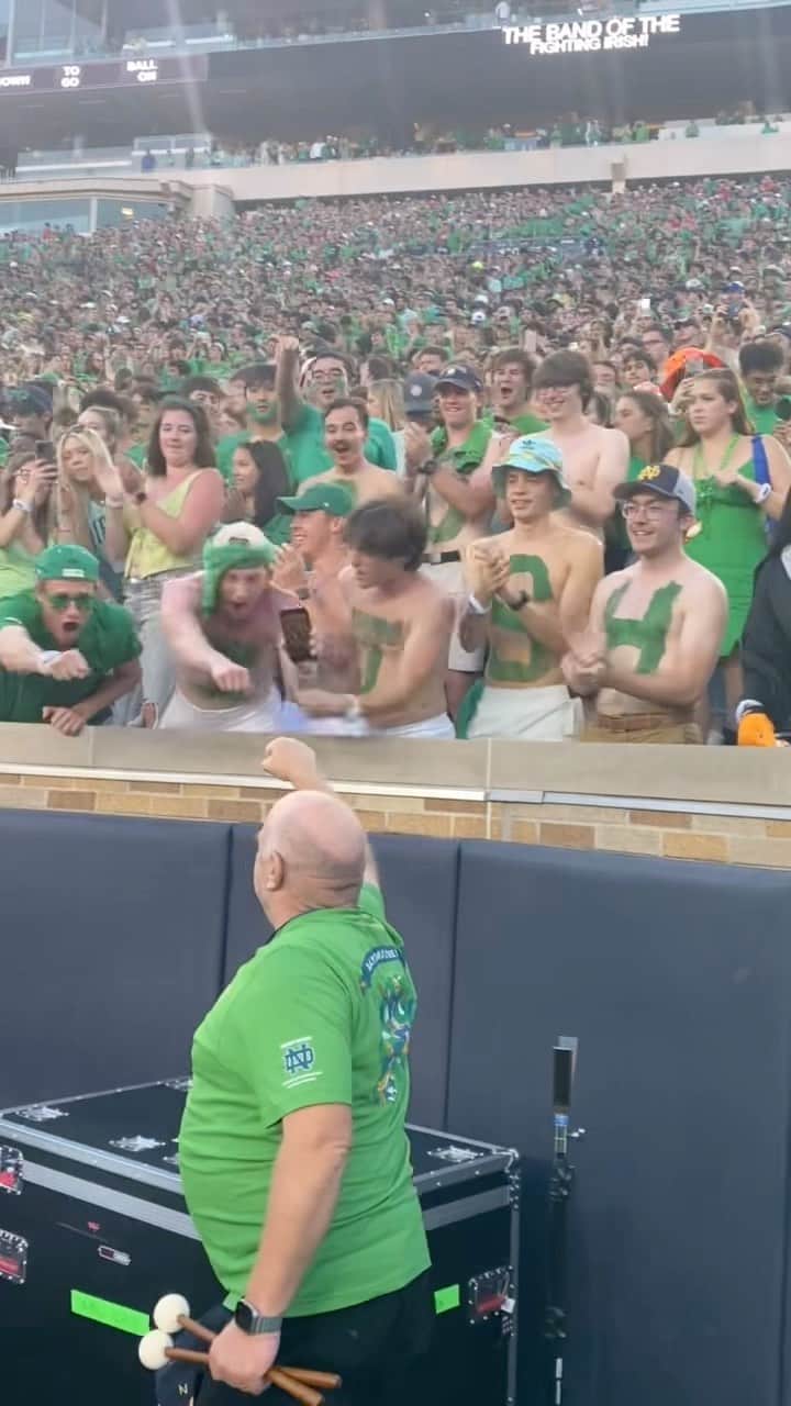 ディーン・ノリスのインスタグラム：「Love the student section at #ND」