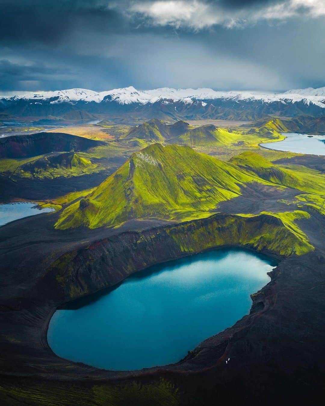 Discover Earthのインスタグラム：「Dreaming of Icelandic vistas 🏔️✨   When was the last time you felt the thrill of a new adventure?   📍 Iceland  🇮🇸 #DiscoverIceland with @cumacevikphoto」