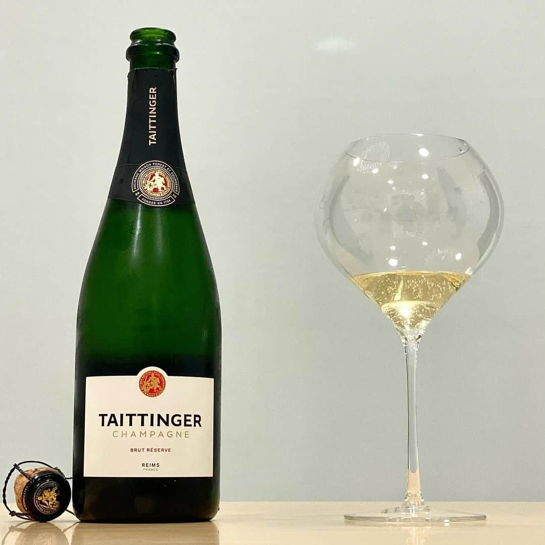 エンリケ・ソラ・クレメンテのインスタグラム：「Elegante, expresivo, equilibrado y luciendo nueva etiqueta…la cuvée Taittinger Brut Réserve está elaborado de 40% Chardonnay, 35% Pinot Noir y 25% Meunier, procedente de más de 35 municipios diferentes de toda Champagne y con una crianza en botella con sus lías durante 3 años como mínimo. Degustado en Lehmann Glass Grand Blanc 76 Collection Jamesse Prestige. Fundada en el año 1734, la familia Taittinger tiene un claro objetivo: conseguir la excelencia. Pierre-Emmanuel Taittinger: "Tener el nombre familiar en una botella supone responsabilidad y exigencia en cada momento. Esta firma ha sabido gestionar las habilidades y el conocimiento del pasado y el compromiso del mañana al mismo tiempo". Un compromiso que encarna desde hace 40 años y que comparte hoy en día con su hijo Clovis y su hija Vitalie, que desde enero de 2020 es la presidenta de la Maison. Ellos forman un trío familiar unido y muy complementario. Con 288 hectáreas, sus viñedos se extienden entre la Côte des Blancs, el Vallée de la Marne y la Montagne de Reims. Con una proporción de 37% de Chardonnay, 48% de Pinot Noir y 15% de Meunier, el viñedo se reparte en 37 municipios de toda la Champagne. Las cavas Taittinger, situadas bajo la abadía de San Nicasio, destruida durante la revolución francesa, fueron excavadas durante la época galorromana y ampliadas por los monjes durante el siglo XIII para guardar los vinos de champaña que comercializaban los benedictinos. Hoy son Patrimonio de la Humanidad. Feliz inicio de semana!  ———————————————  #wine #winelover #winetasting #winetime #winery #winestagram #redwine #wineoclock #foodandwine #instawine #winelife #wineporn #whitewine #winenight #champagne #winenot #winetour #sommelier #vin #🍷 #vino #vinho #wein #cheers #vineyard #taittinger #lehmann #reims #sparklingwine」