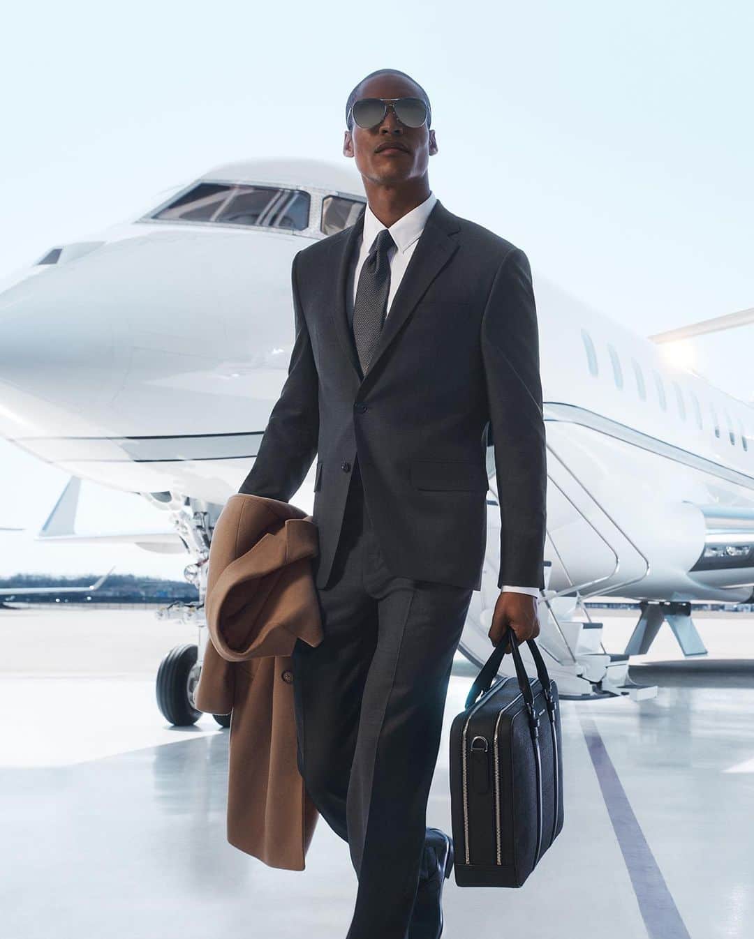 のインスタグラム：「Cut from a new cloth. Fall 2023 suiting from Michael Kors.  #MichaelKorsMens  Photographed by @LachlanBailey」